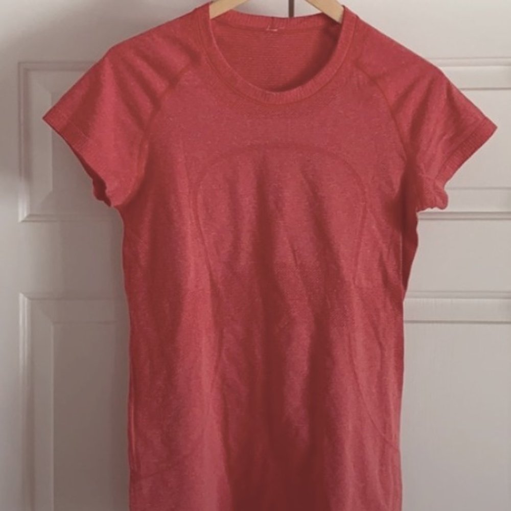 Short sleeve Lululemon top, excellent condition